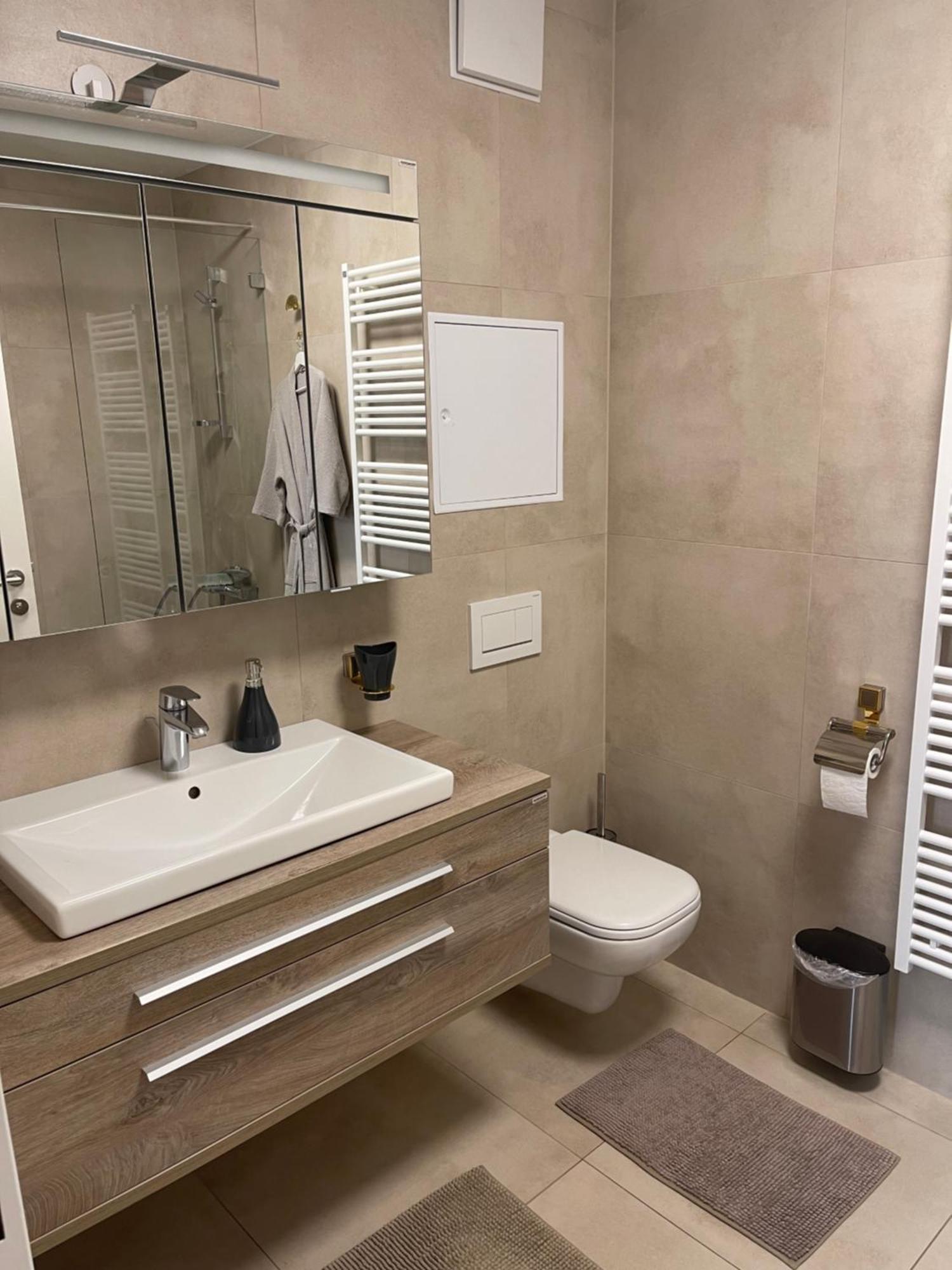 Amazing Austria Center Apartment Near Uno City Bécs Kültér fotó
